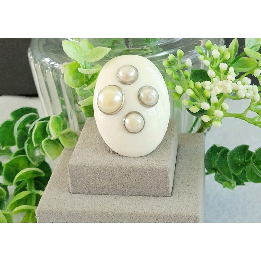 Size 8.5 White Lucite Style Statement Ring Faux Pearl Cabochons  9.6g Mod